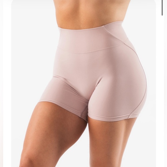 Alphalete Pants - NWT ALPHALETE Aurora shorts porcelain size medium